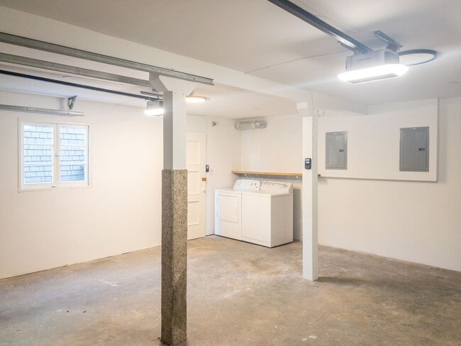 Building Photo - Stunning, Fully Remodeled Jr. 1bd/1ba! Remodeled! Private Deck! Parking! Laundry! PROGRESSIVE!