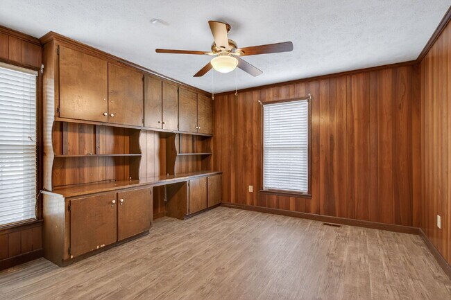 Building Photo - 636 N Wilkinson Dr