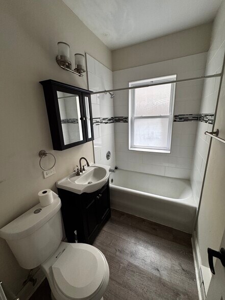 Building Photo - 321 Kedzie St