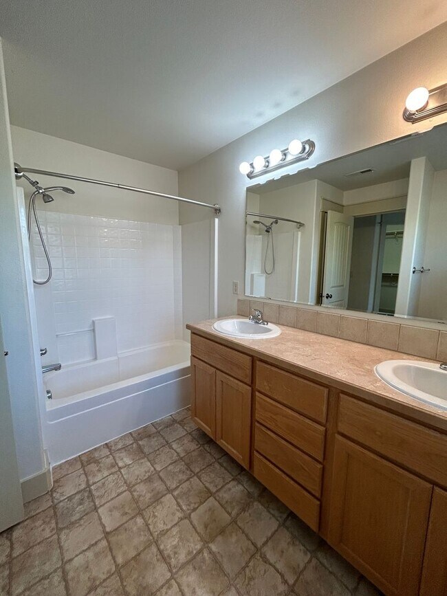 Building Photo - Boise Townhome Near BSU| EARLIER MOVE IN DATE UPON REQUEST