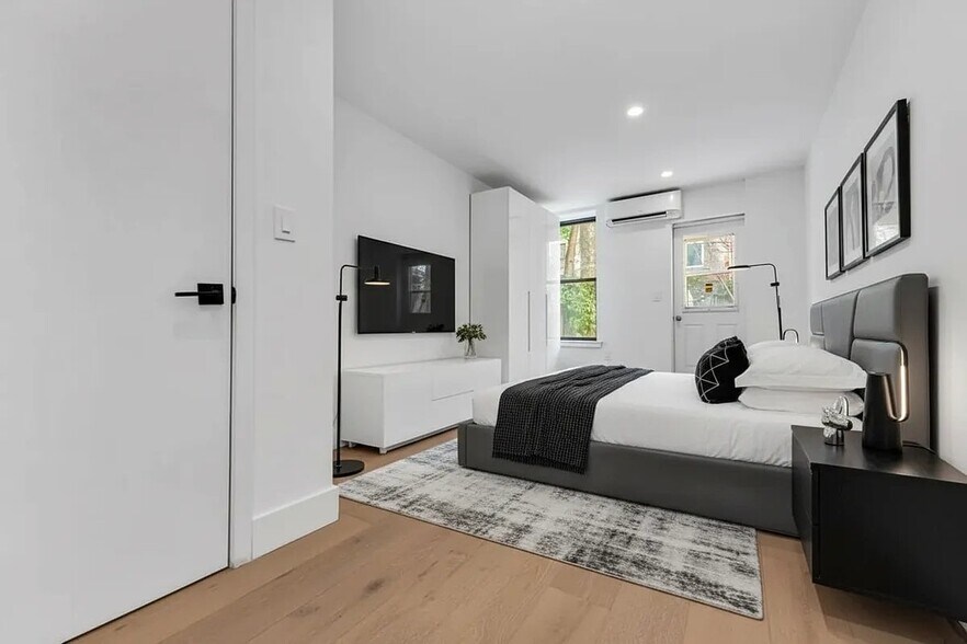 Building Photo - 166 E 7th St