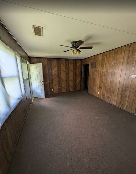 Building Photo - 1006 E Behrends Ave