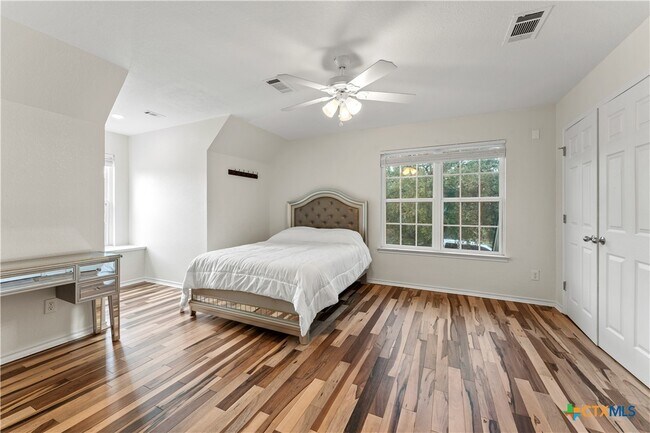 Building Photo - 1060 Great Oaks Dr