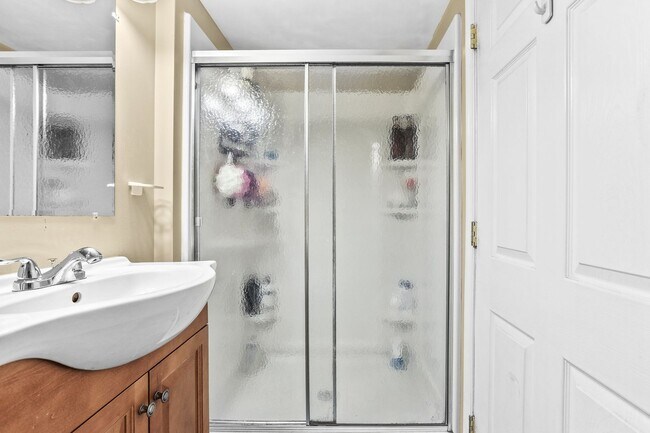 Building Photo - Spacious 7-Bedroom Home with Chalet Interior & Ample Parking – Ewing, NJ