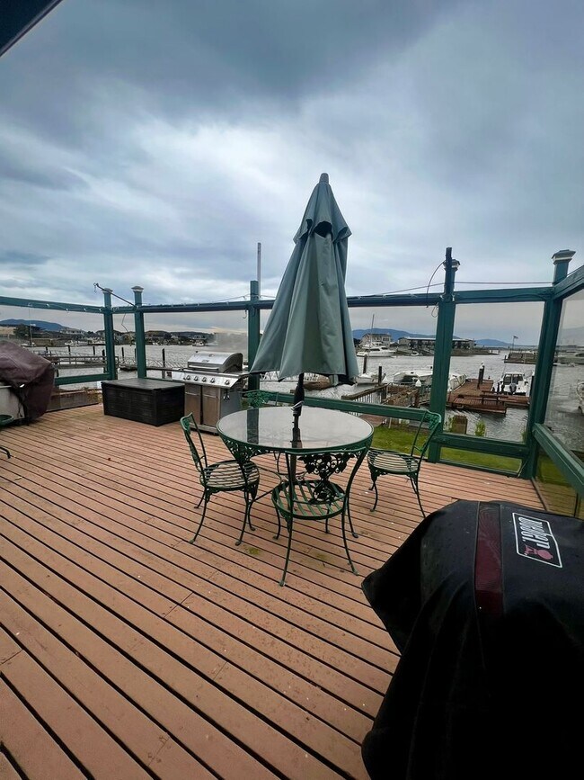 Building Photo - 4079 Saltspring Dr