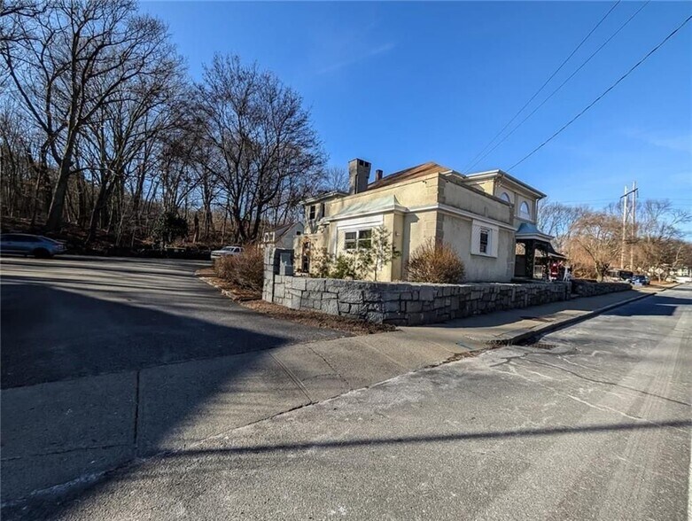 Building Photo - 1423 Manville Rd
