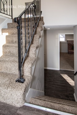 Building Photo - Roomy 3-bed/2-bath Duplex w/Fin Bsmt, fenc...