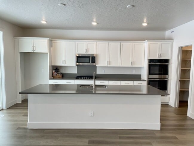 Building Photo - "Spacious 4-Bedroom Home on East Caldera Street with 2.5 Baths and 2,498 Sq Ft of Comfort in Meri...