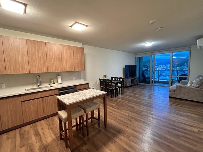 Building Photo - Penthouse 1-bedroom with 2-Parking!