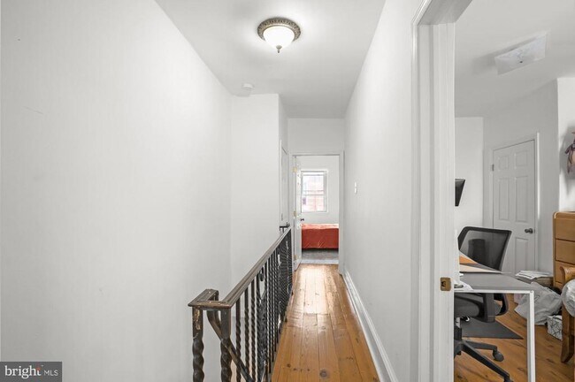 Building Photo - 356 Emily St