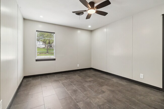 Building Photo - 634 Flatrock Dr