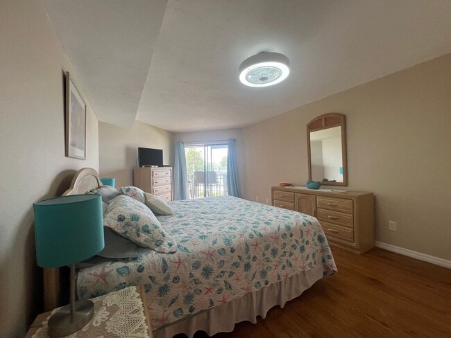 Building Photo - BEAUTIFUL and Renovated Riverfront Furnish...