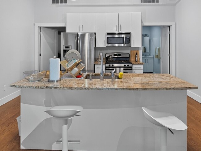 Interior Photo - 140 Orange Street