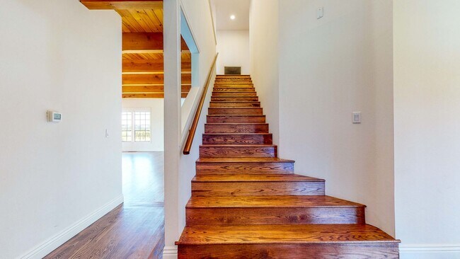 Building Photo - Beautiful 4 bedroom 3.5 bath Home with 2 c...