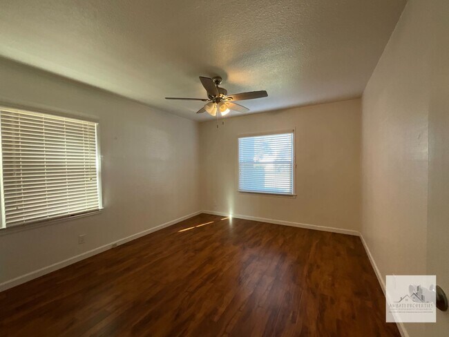 Building Photo - 3074 E Terrace Ave