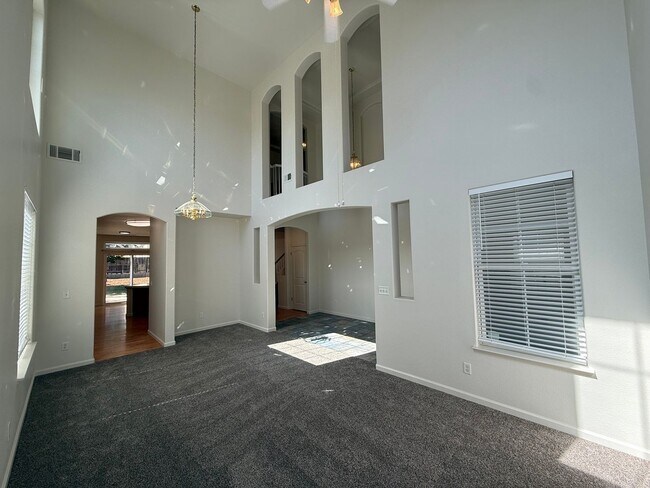 Building Photo - 4-bedroom two story in Sylvan School District!