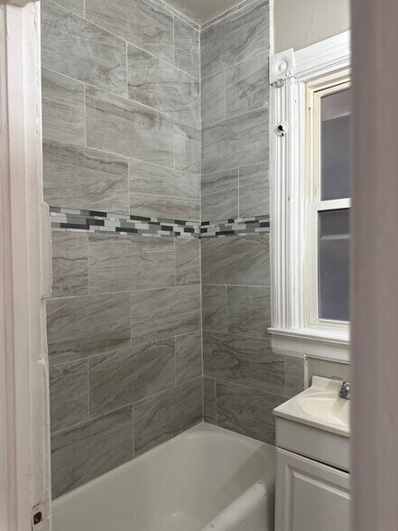 Bathroom - 2818 W Wilcox St