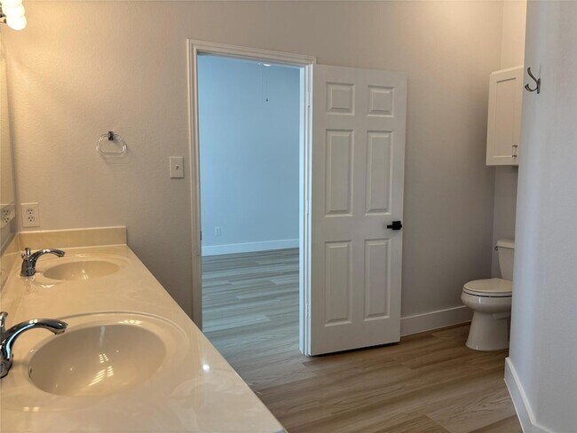 Building Photo - 1717 Bowerton Dr