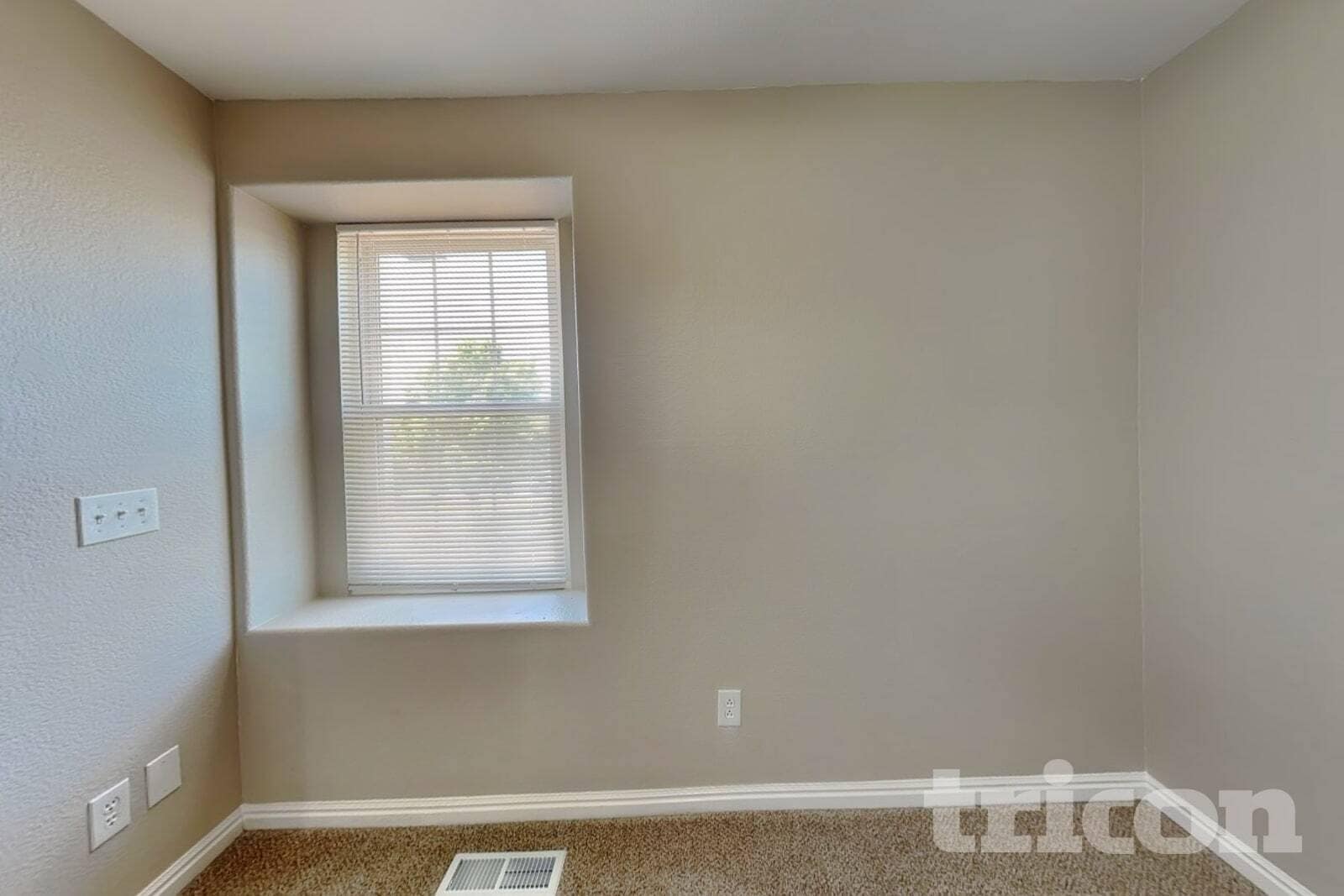 Building Photo - 1392 S Akron Ct