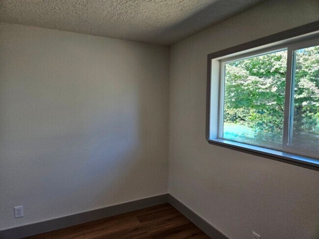 Building Photo - 3Bd/1.5Ba Single Story Home - For viewing!