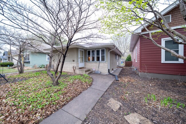 Building Photo - 3235 S 39th Ave