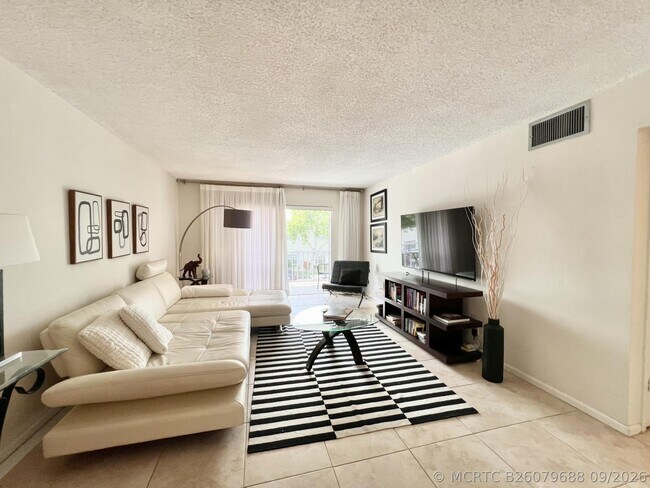 Building Photo - 6421 Bay Club Dr