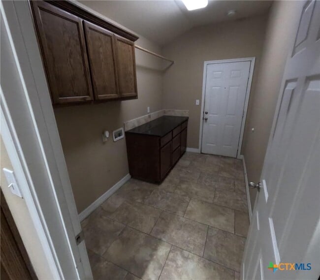 Building Photo - 2902 Lenora Dr