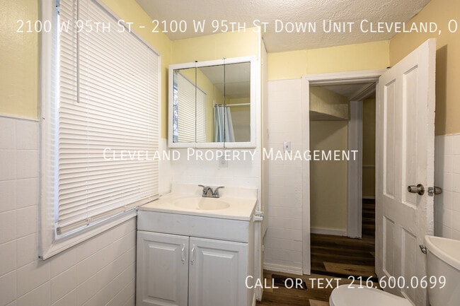 Building Photo - 2100 W 95th St