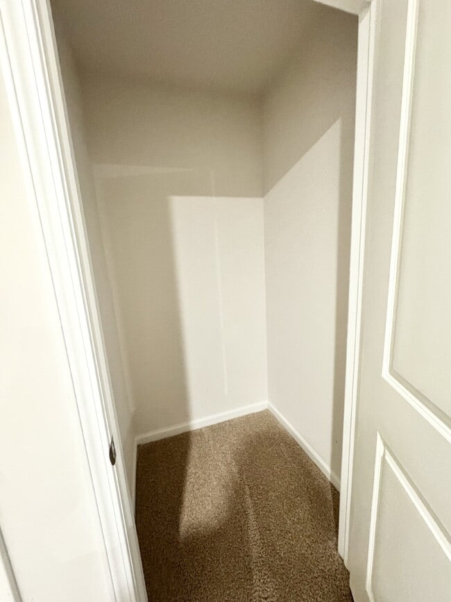 Building Photo - Seneca townhome - Price Just Reduced!