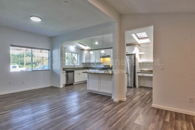 Building Photo - 419 Watson St