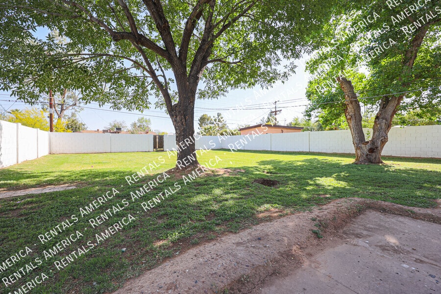 Building Photo - 2911 E Flower St