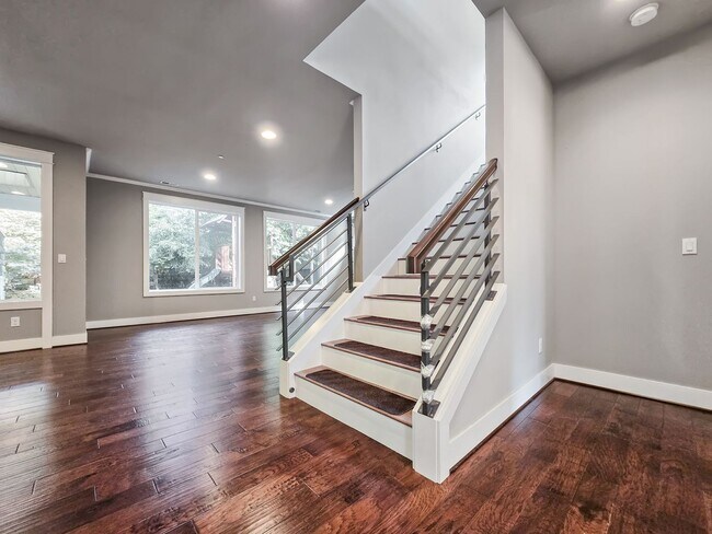 Building Photo - Modern 5-Bedroom Kirkland Home with Solar ...