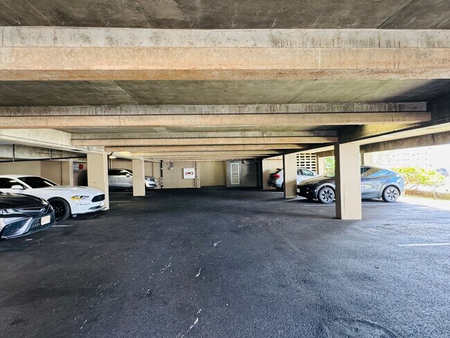 Building Photo - 1-Bedroom Condo in the Heart of Honolulu – Newly Renovated - with parking!