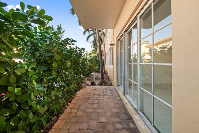 Building Photo - 1515 E Broward Blvd