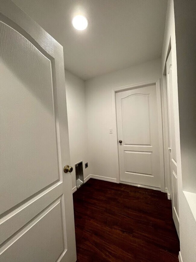 Building Photo - 3 bedroom, 2 bath, 2 car garage home on a ...