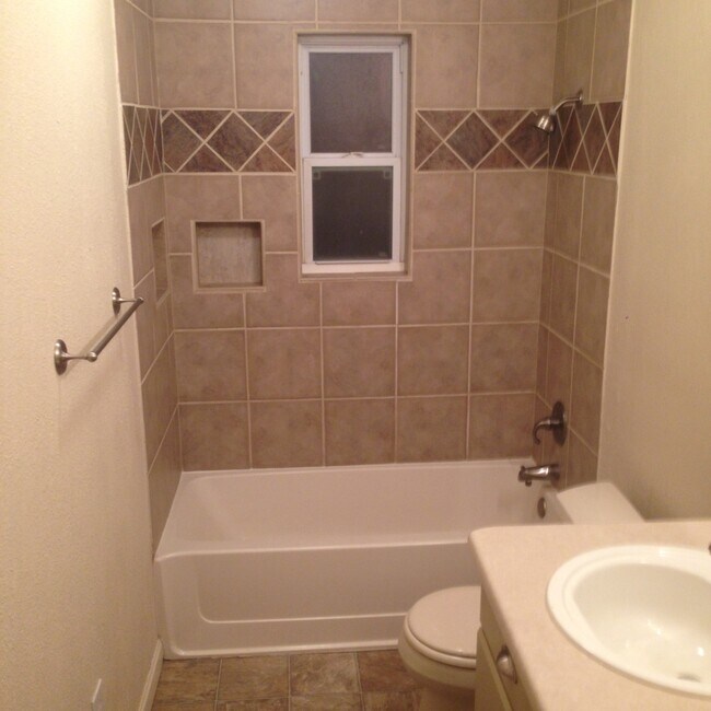 Building Photo - Nice 3 bed 2 bath 1 car garage home for rent $2400