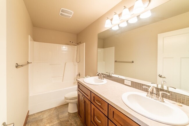 Building Photo - Large and Luxurious 2013 Built Home!