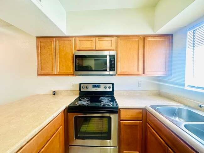Building Photo - Spacious 2 Bedroom with Large Yard! Walkin...