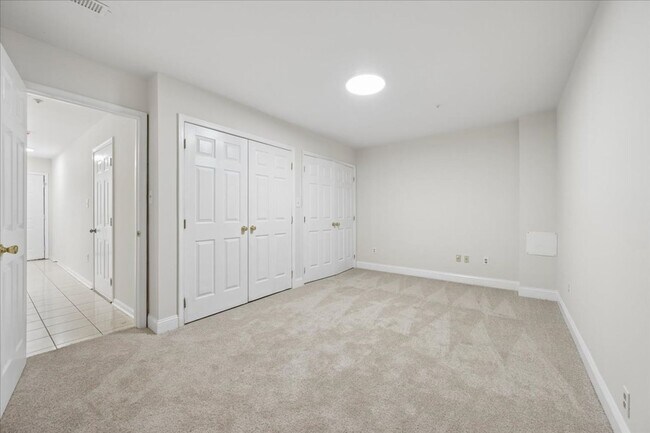 Building Photo - Garage Townhouse For Lease
