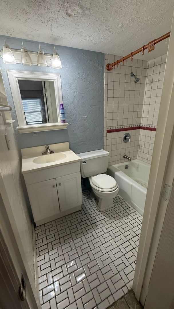 Building Photo - Annual 2 Bedroom + Den / 2 Bath Home – Sar...