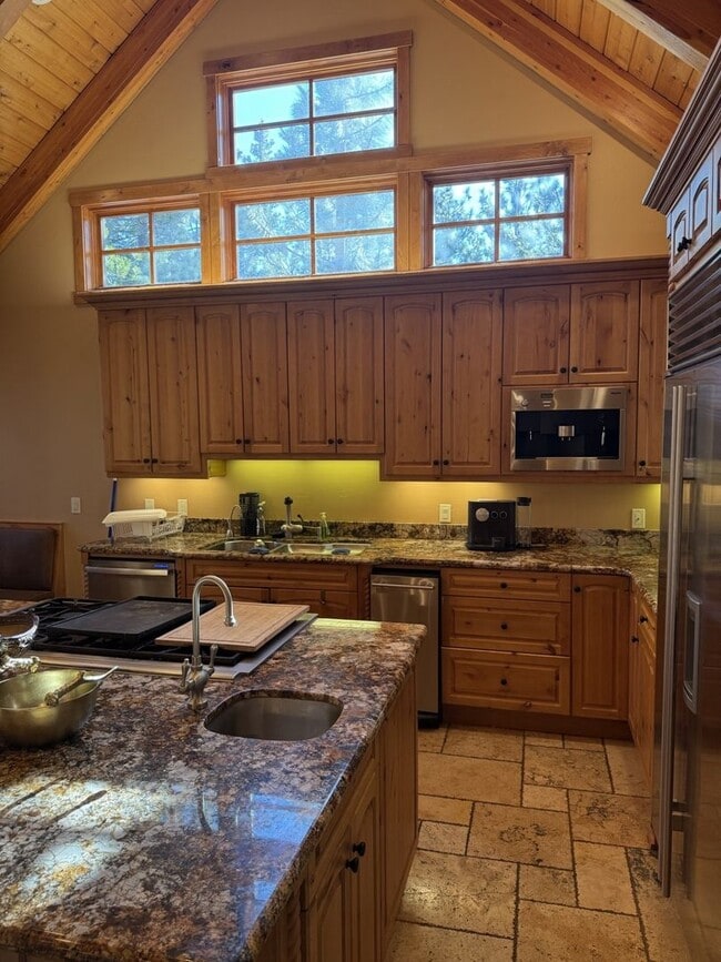 Building Photo - Luxury 5-Bedroom, 6-Bathroom Mountain Retreat – Hot Tub, Fireplaces, & More!