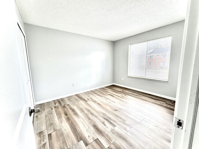 Building Photo - Renovated Two-Bedroom Apartment – Prime Wa...