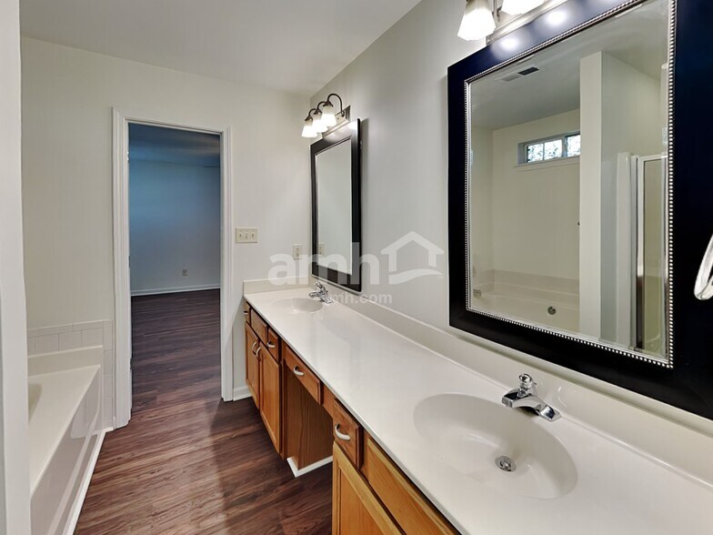 Building Photo - 5615 Waverly Lynn Ln