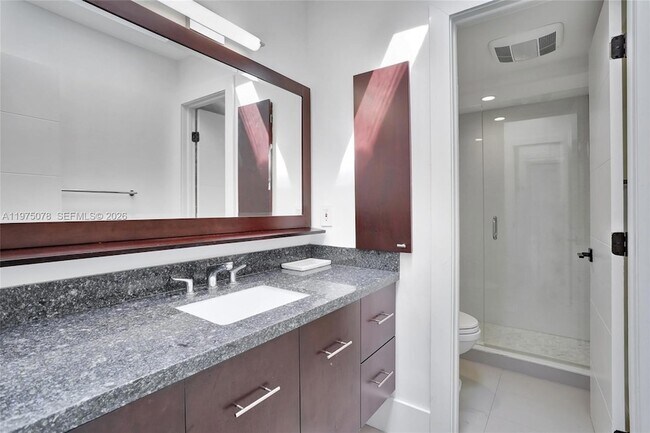 Building Photo - 1194 Hillsboro Mile Unit 1