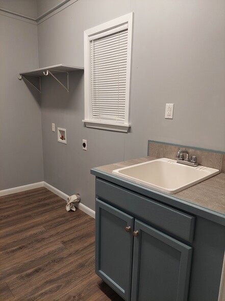 Laundry room - 143 Dandurand Rd