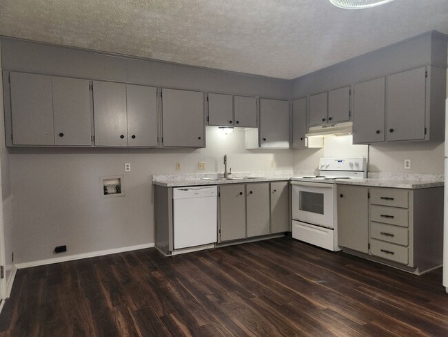 Building Photo - 2 Bedroom 1 Bathroom Downstairs unit with off street parking in Midtown Savannah