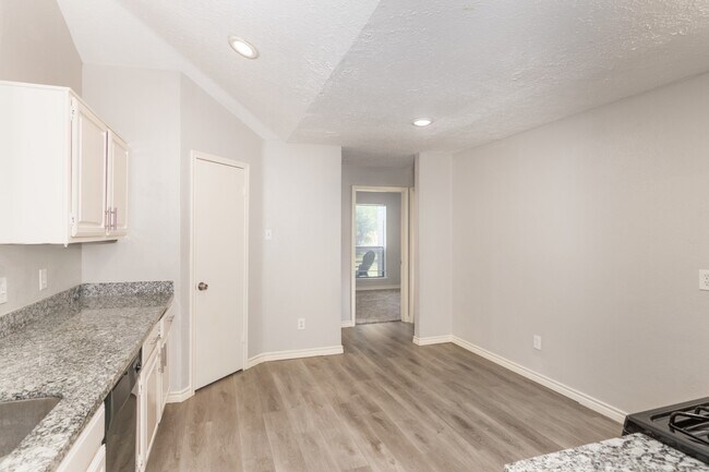 Building Photo - 15535 Evergreen Pl Dr