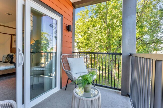 Building Photo - STUNNING MIDTOWN 2BED 2BATH