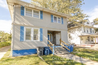 Building Photo - 2463 Lawrence Ave