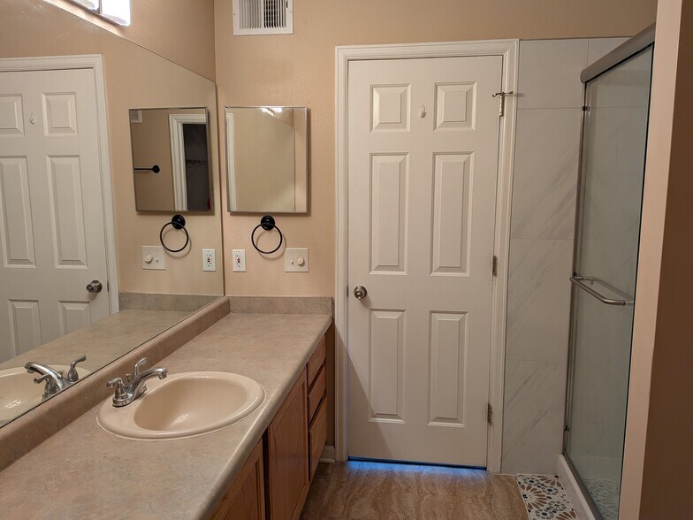 Building Photo - 12304 W Cross Dr